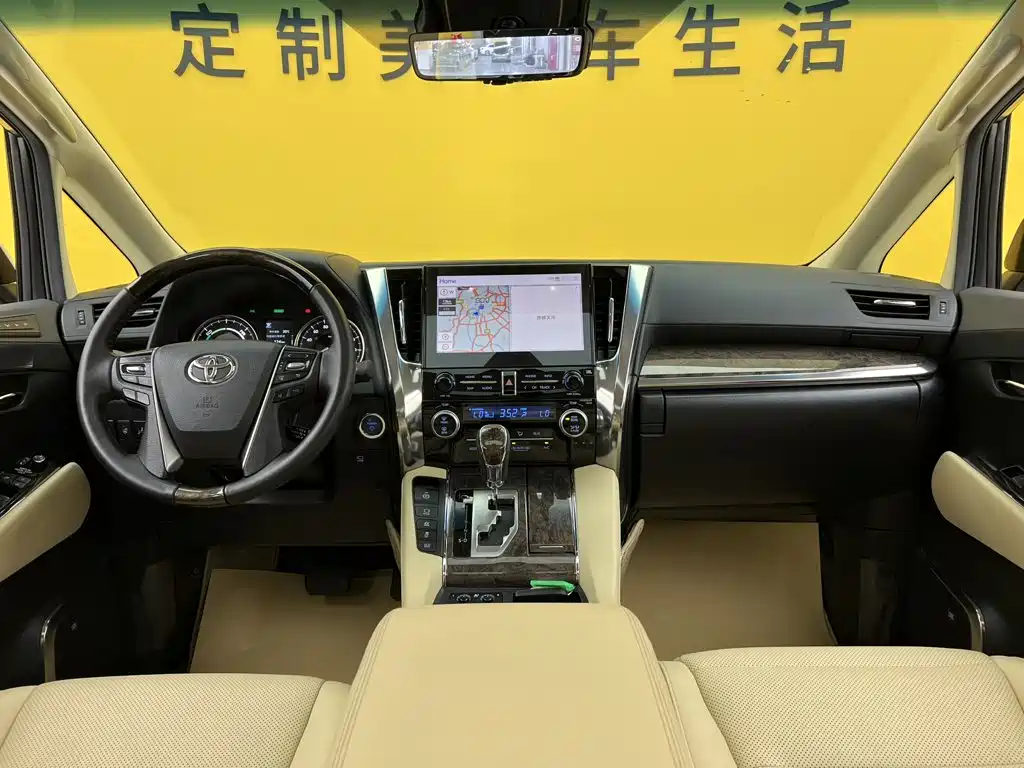 Toyota Alphard — миниатюра 46