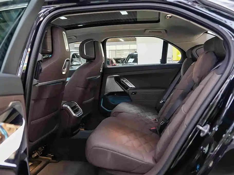 BMW 7 Series — миниатюра 5