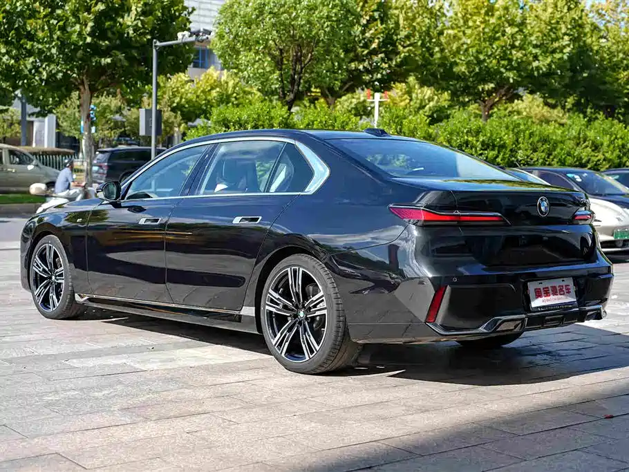 BMW 7 Series — миниатюра 18