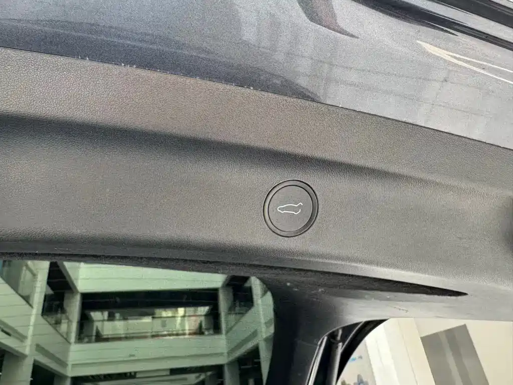 Tesla Model Y — миниатюра 25