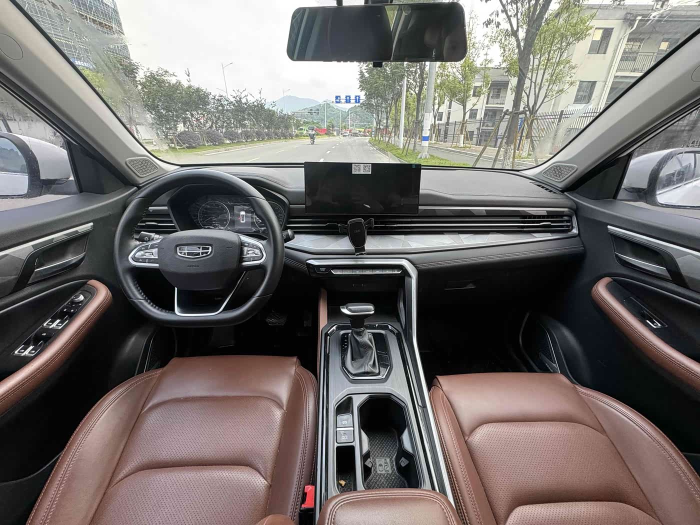 Geely Emgrand X6 1.4 л 2022 г. Белый, пробег 20000 км