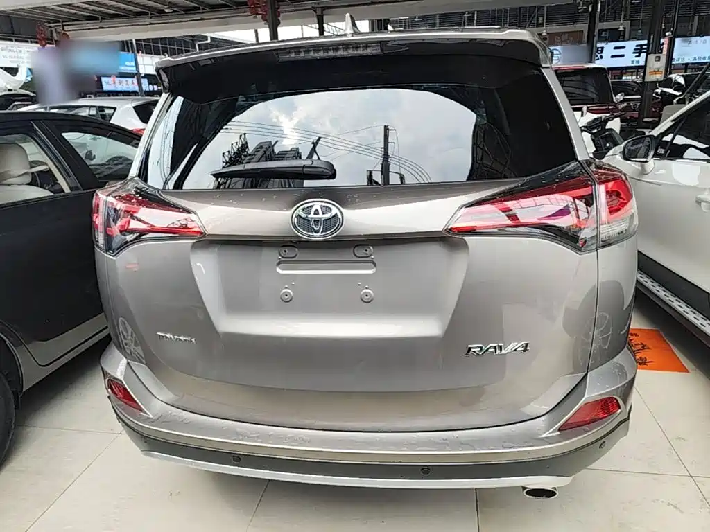 Toyota RAV4 — миниатюра 6