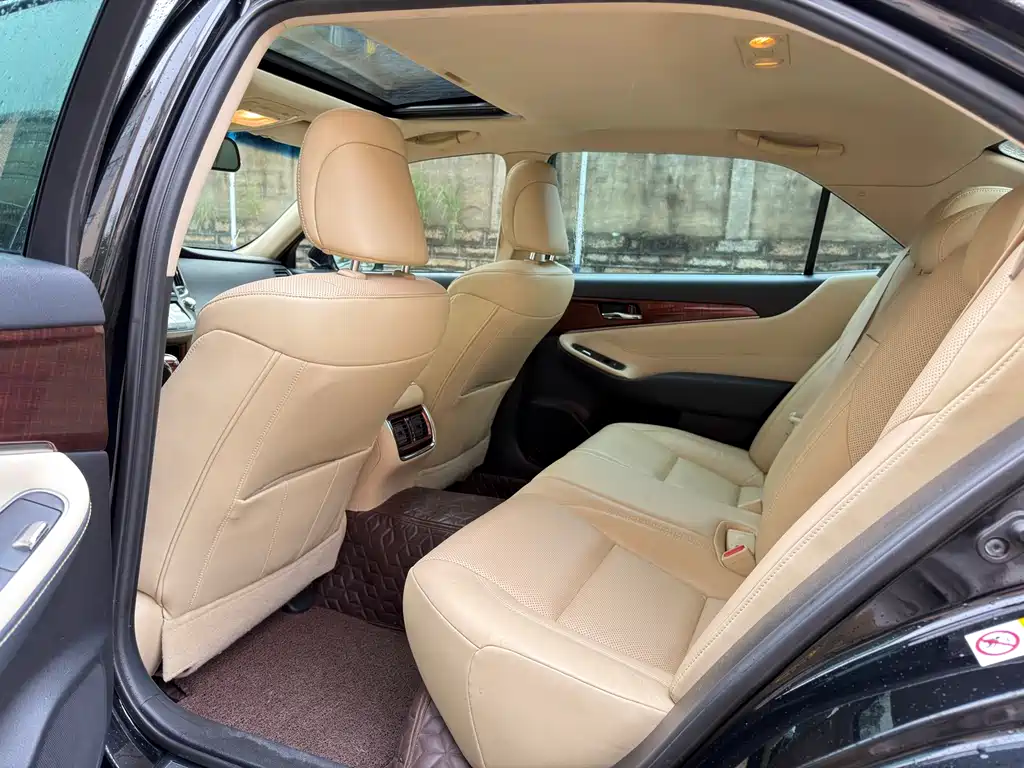 Toyota Crown — миниатюра 10