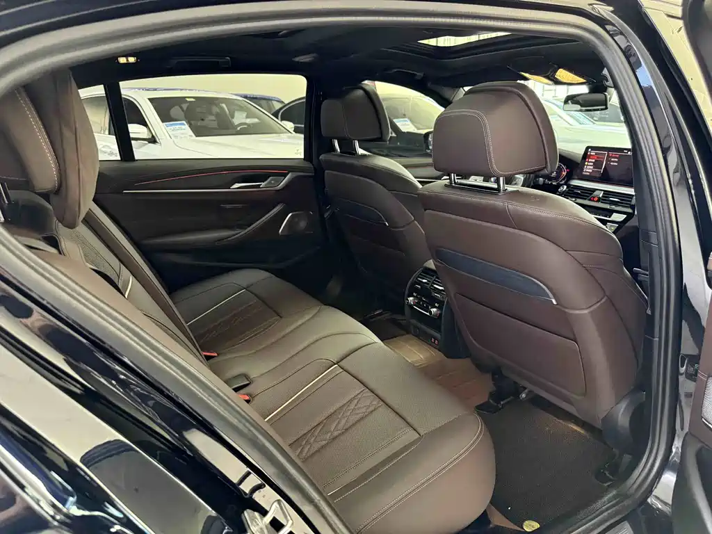 BMW 5 Series — миниатюра 17