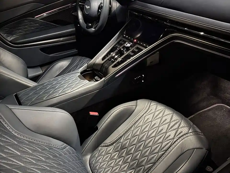 Aston Martin DB12 — миниатюра 3
