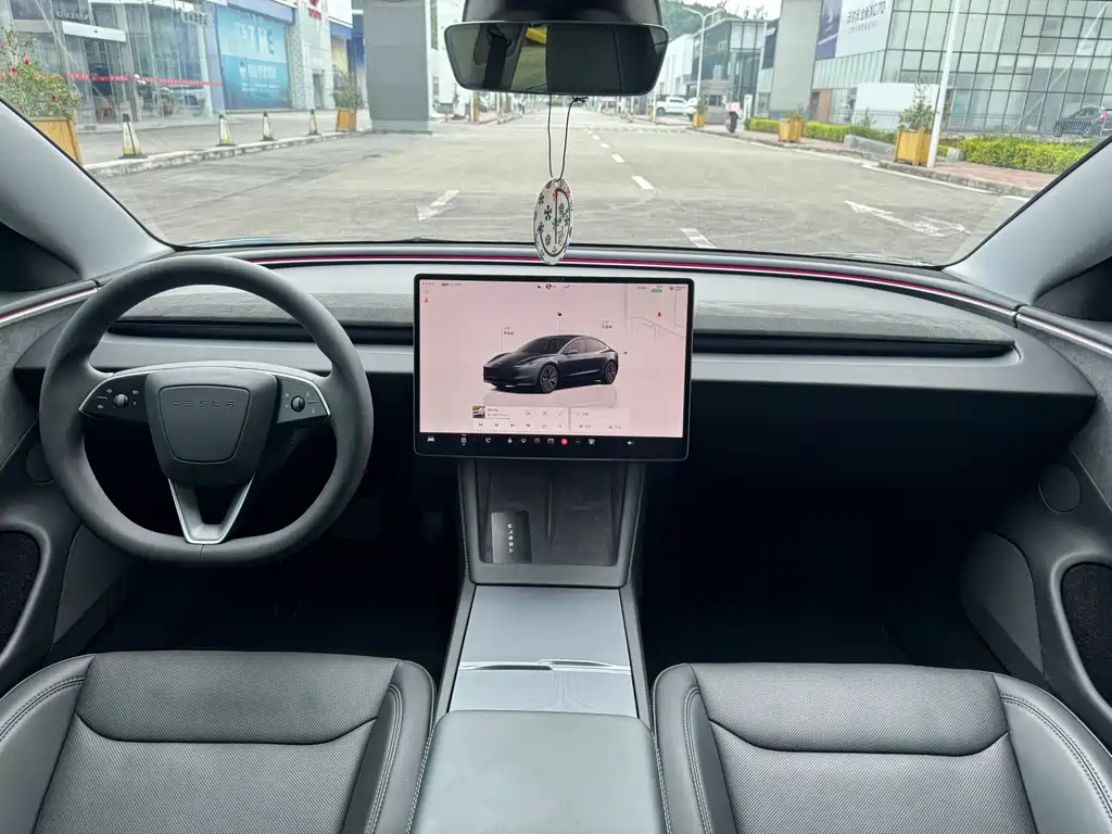 Tesla Model 3 — миниатюра 7