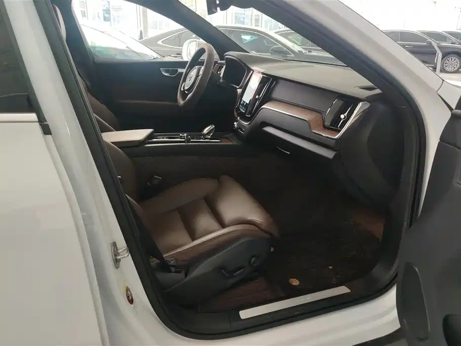 Volvo XC60 2025 B5 Luxury