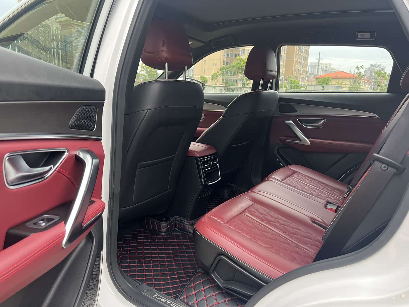 Jetour Jetour X70 PLUS 1.5 л 2024 г. Белый, пробег 20000 км