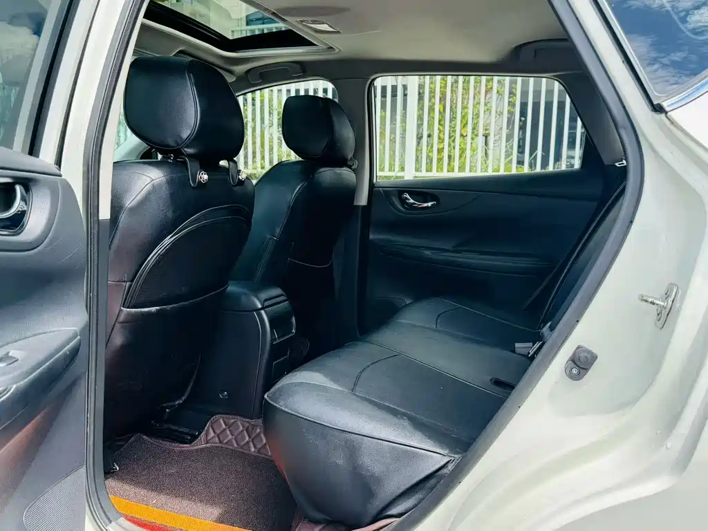 Nissan Tiida — миниатюра 6