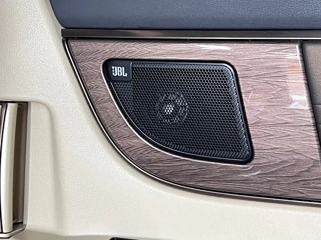 Toyota Alphard — миниатюра 30