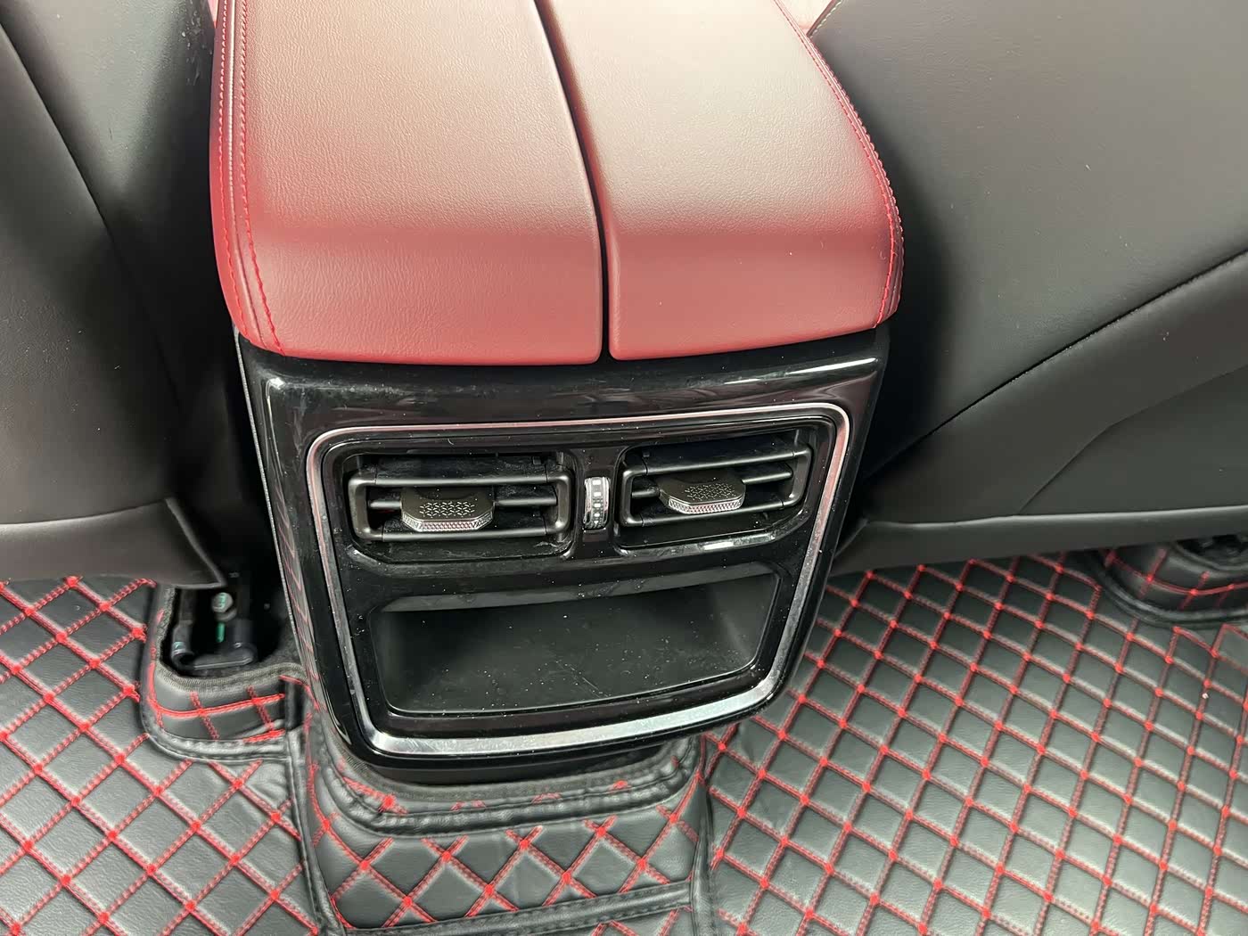 Jetour Jetour X70 PLUS 1.5 л 2024 г. Белый, пробег 20000 км