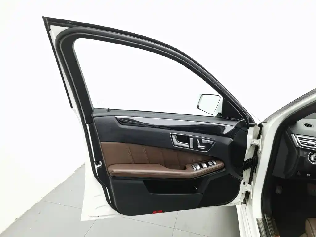 Mercedes-Benz E-Class — миниатюра 8