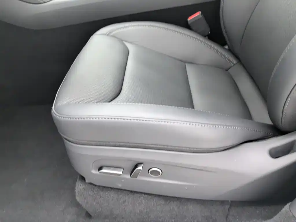 Tesla Model Y — миниатюра 20