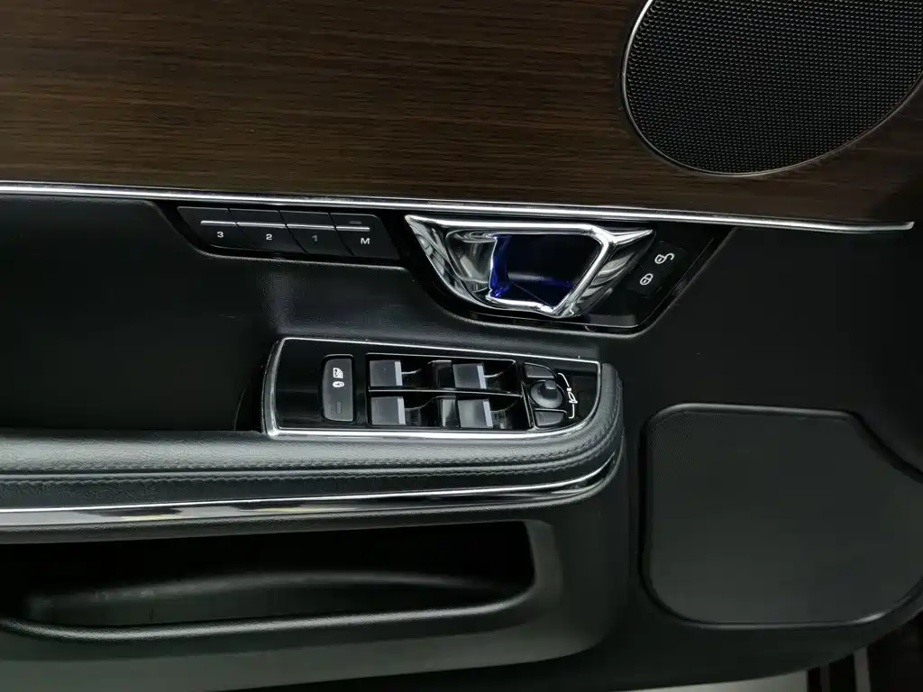 Jaguar XJ — миниатюра 9