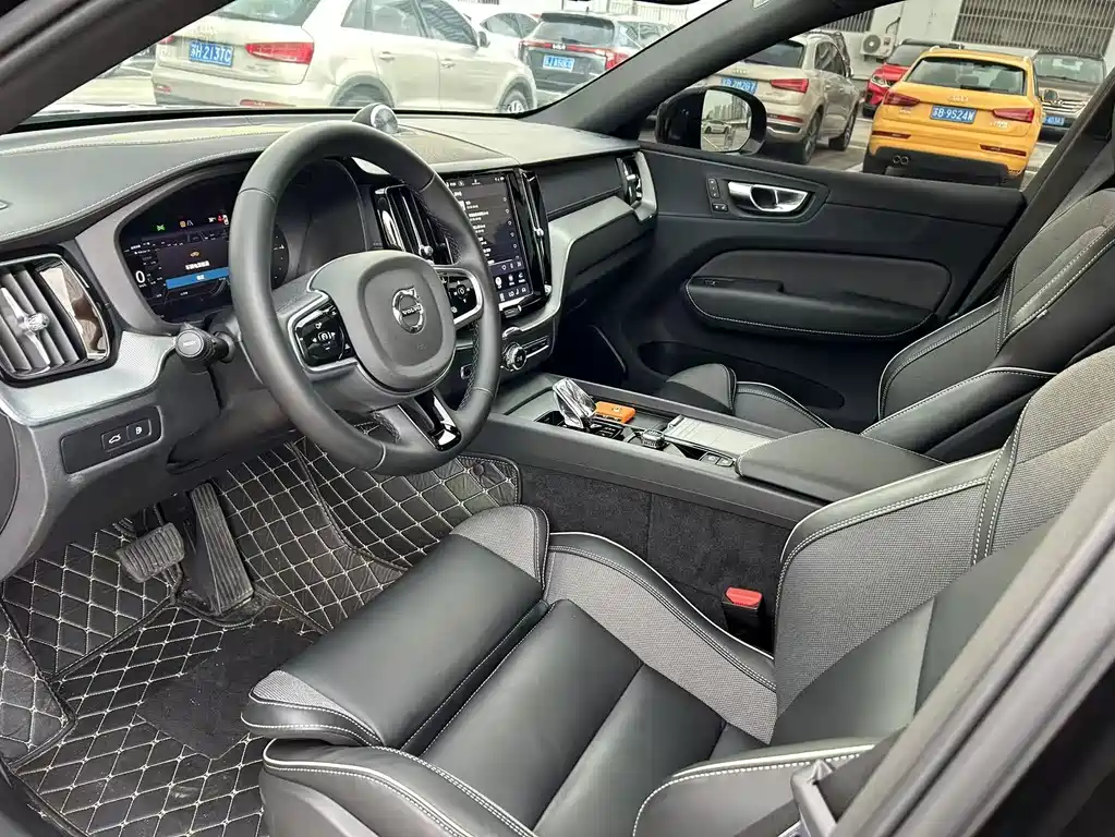 Volvo XC60 PHEV — миниатюра 4
