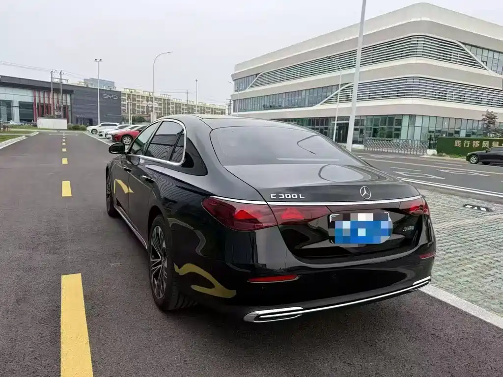 Mercedes-Benz E-Class — миниатюра 8