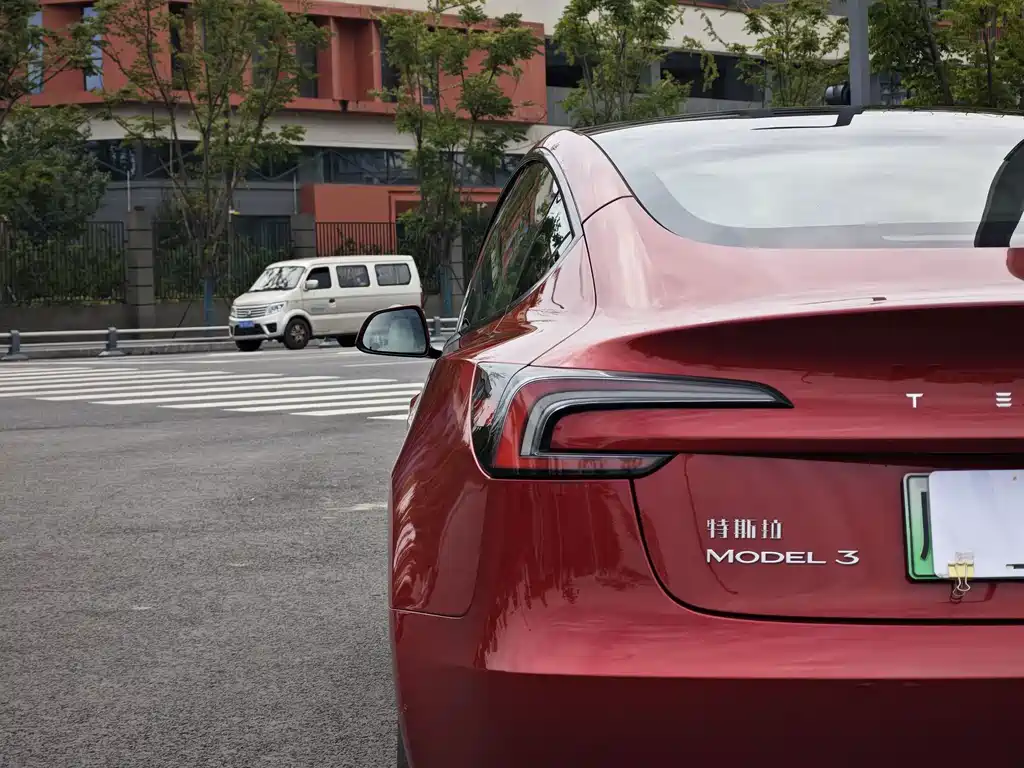 Tesla Model 3 — миниатюра 15