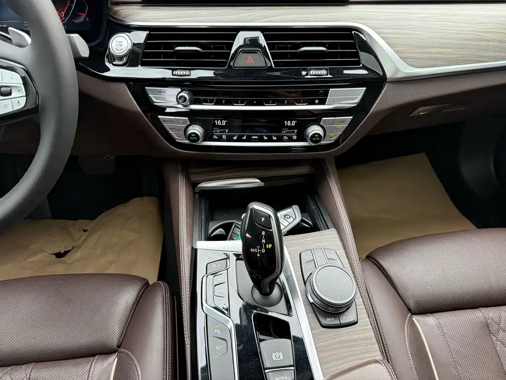BMW 5 Series — миниатюра 16