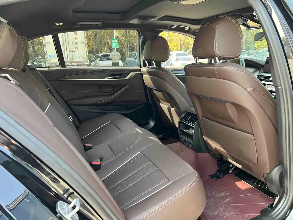 BMW 5 Series New Energy — миниатюра 8