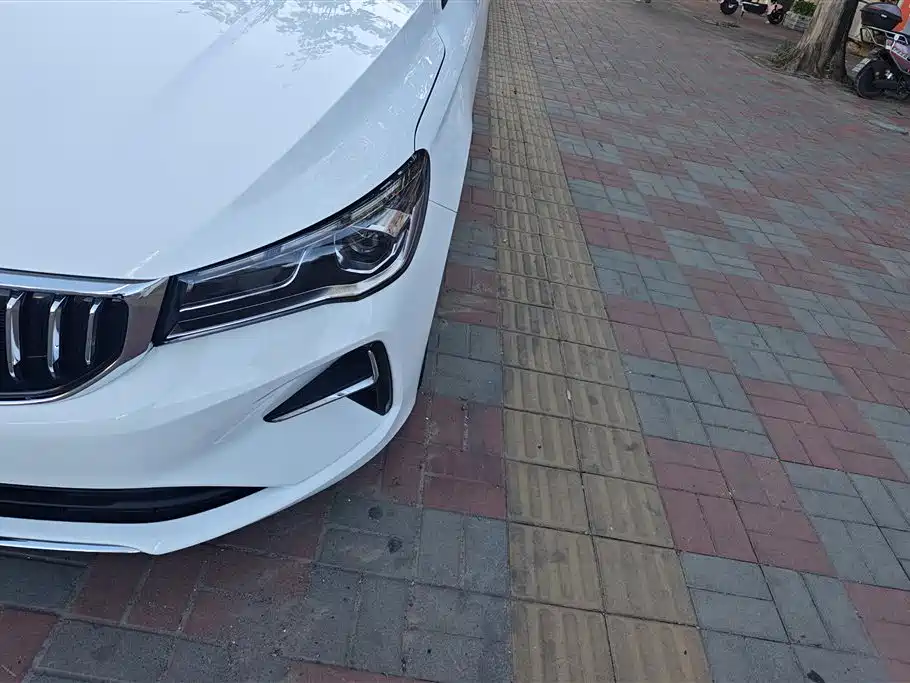 Geely Emgrand 2025 4 1.5L MT
