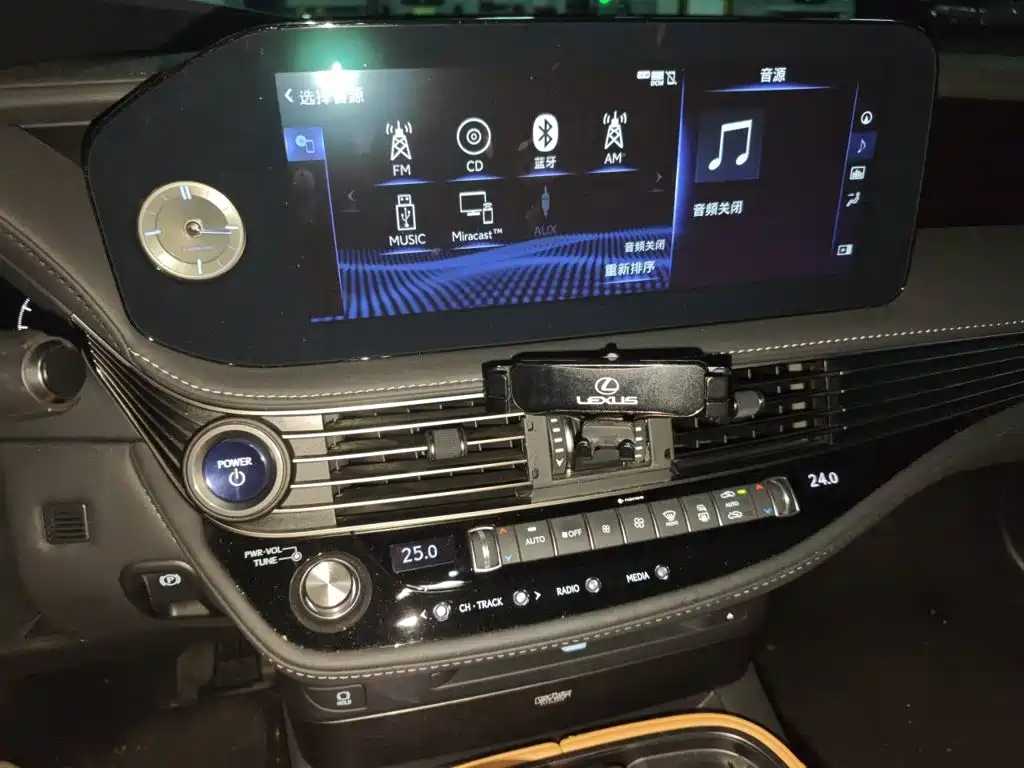 Lexus LS — миниатюра 9