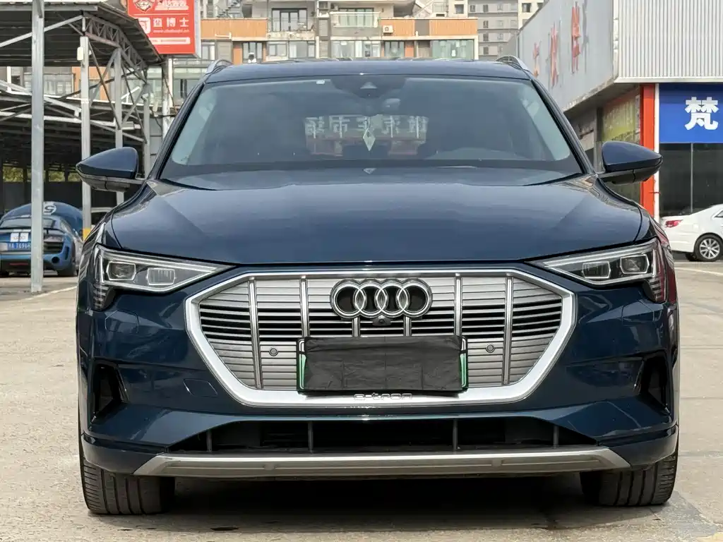 AUDI E TRON