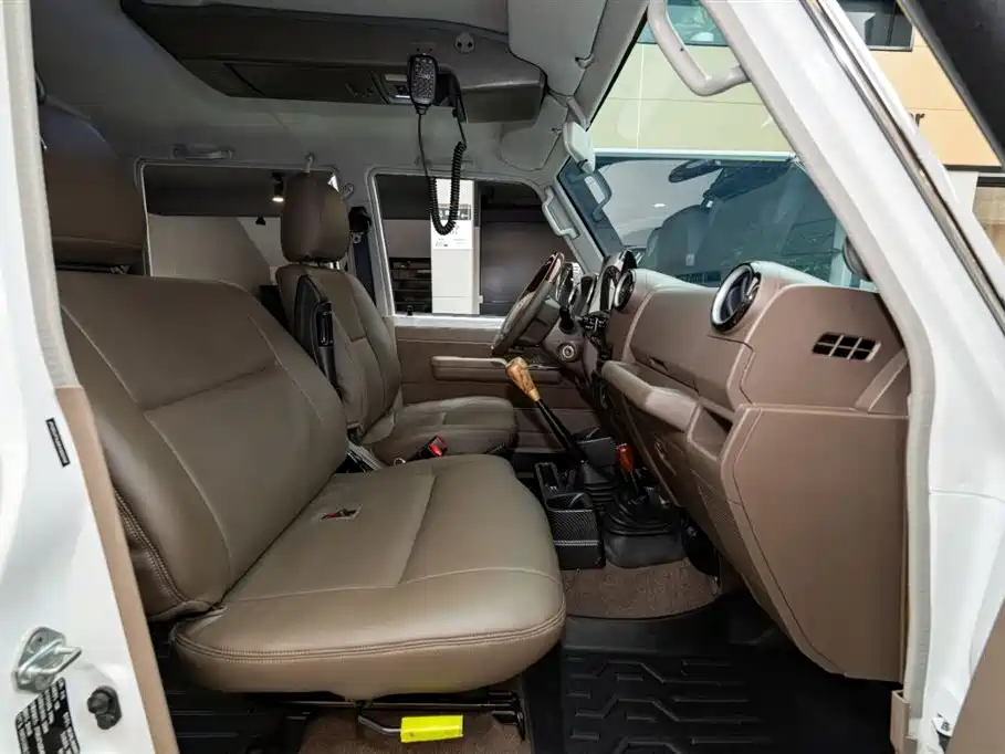 Toyota Land Cruiser LC76 2015 4.0L MT