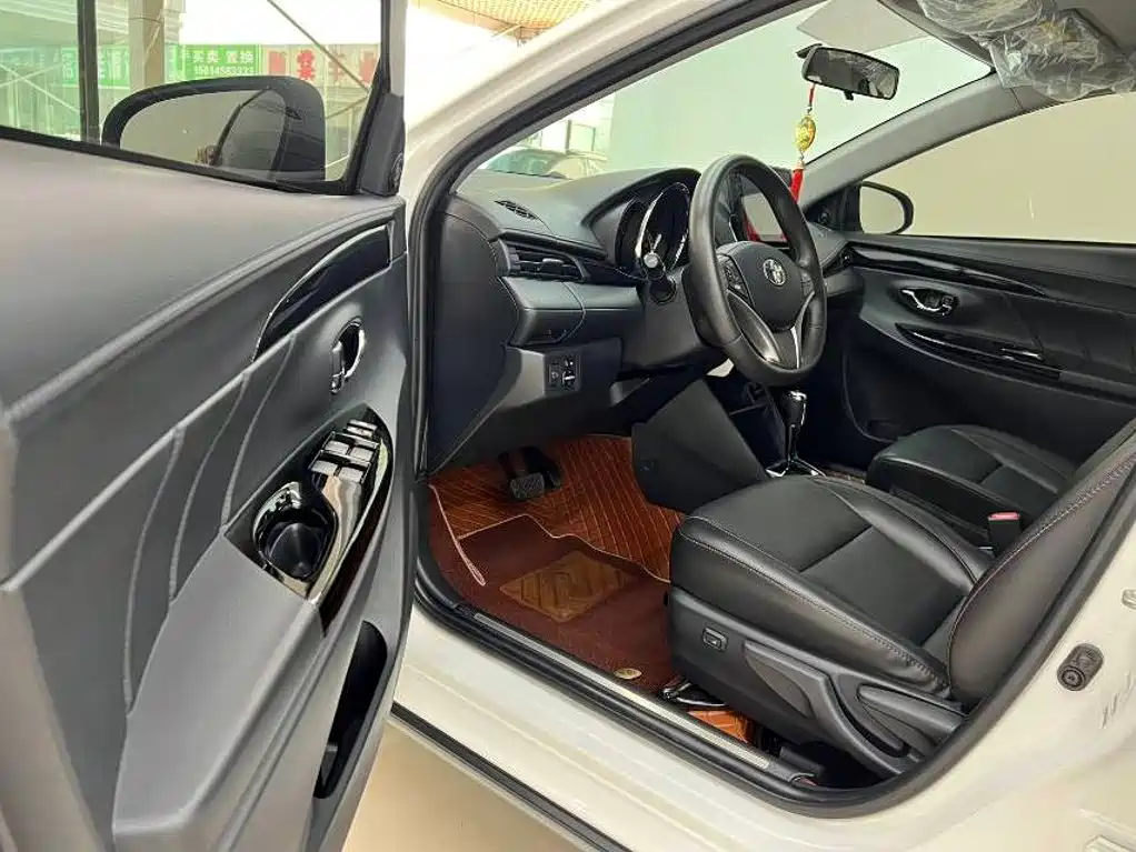 Toyota Yaris L — миниатюра 10