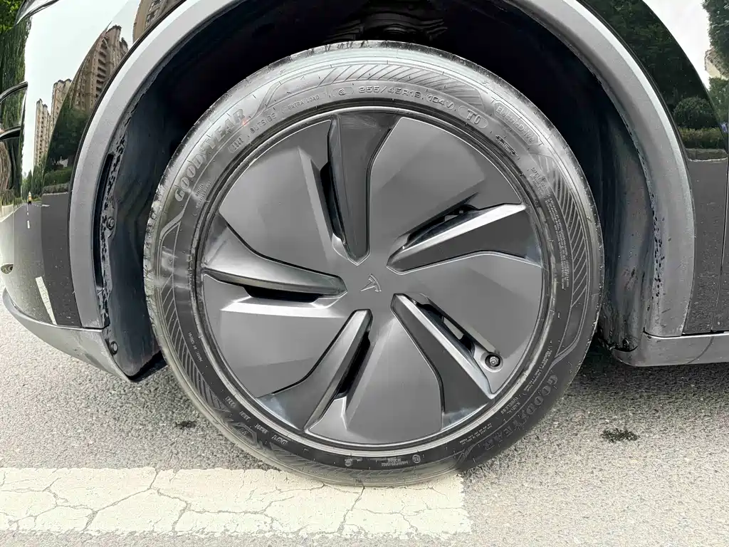 Tesla Model Y — миниатюра 4