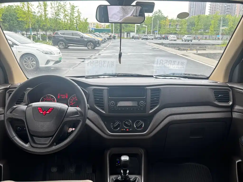 Wuling Hongguang V — миниатюра 5