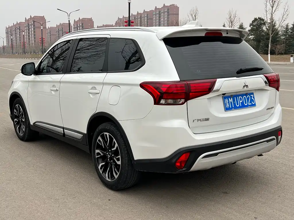 MITSUBISHI OUTLANDER