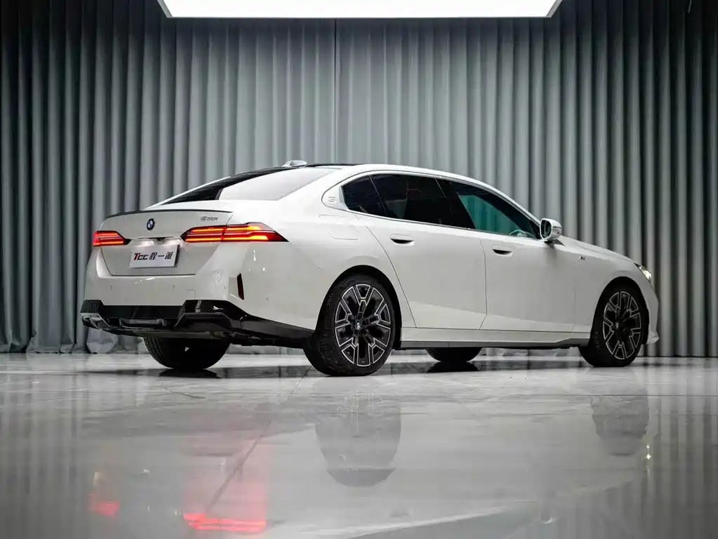 BMW 5 Series — миниатюра 11