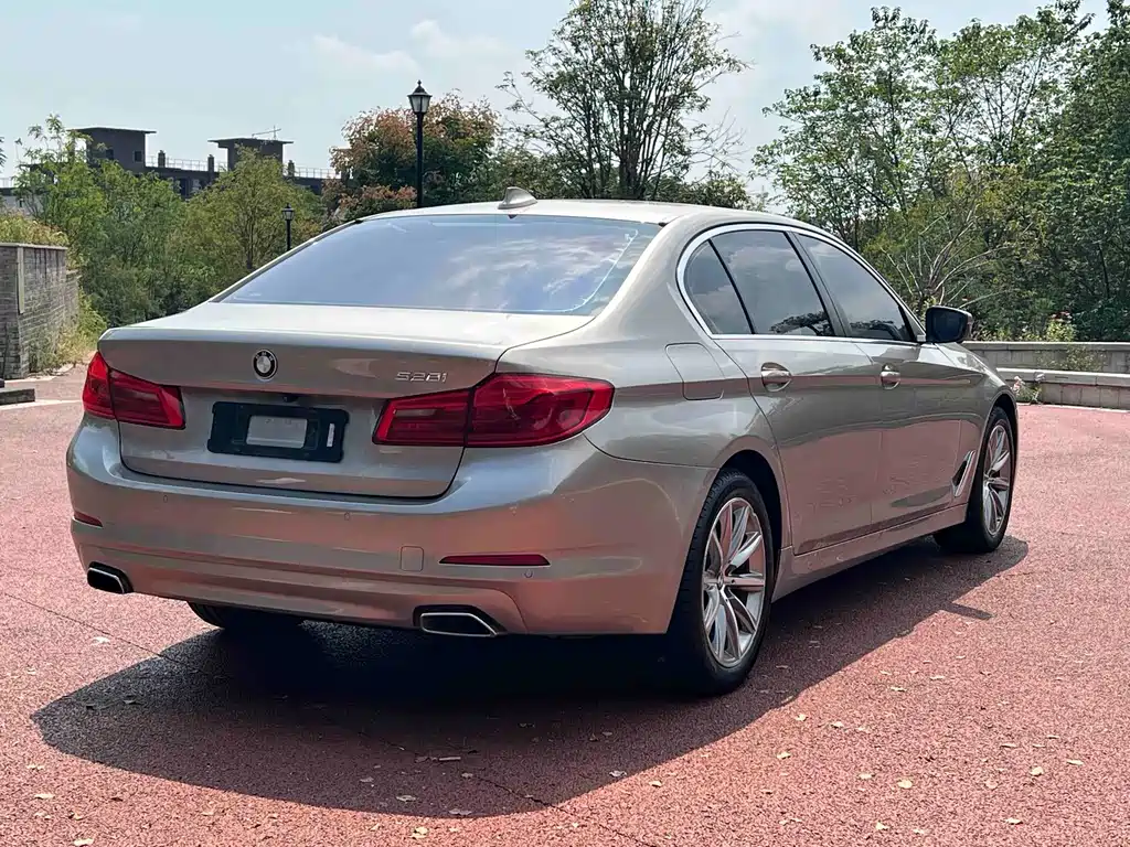 BMW 5 Series — миниатюра 6