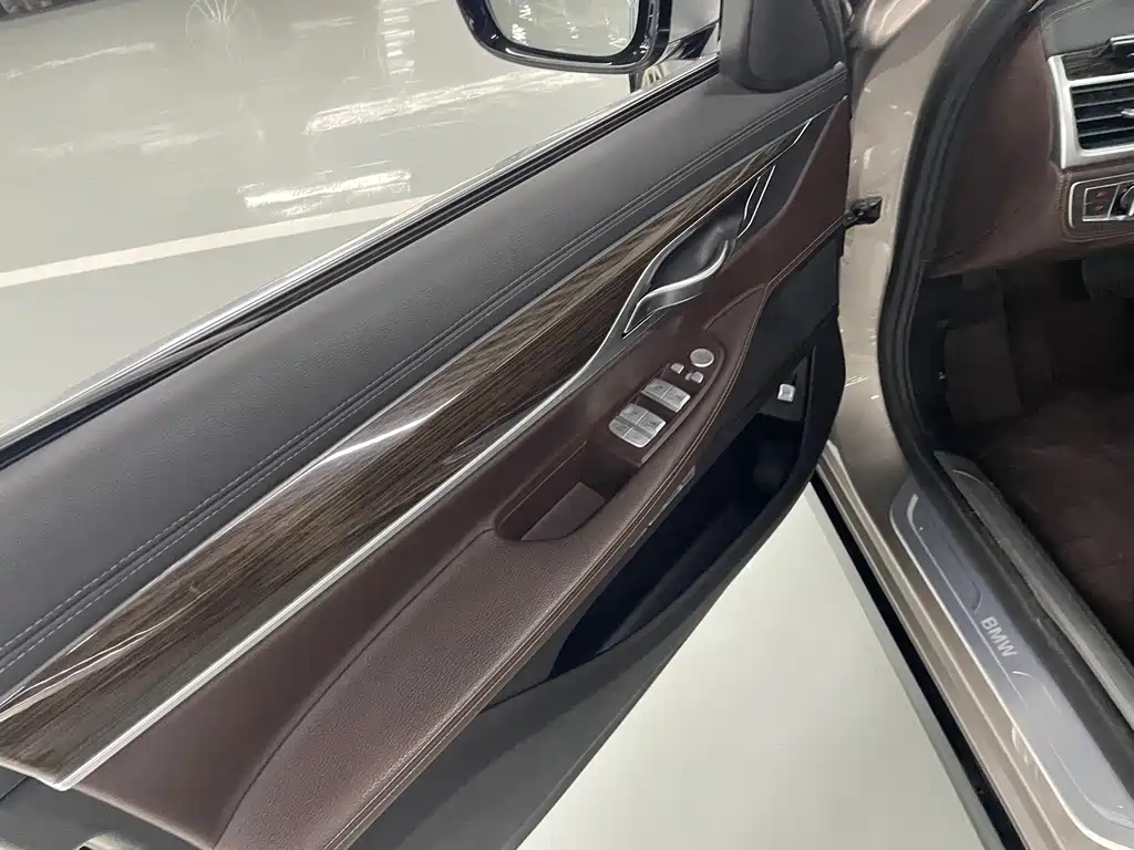BMW 7 Series — миниатюра 13
