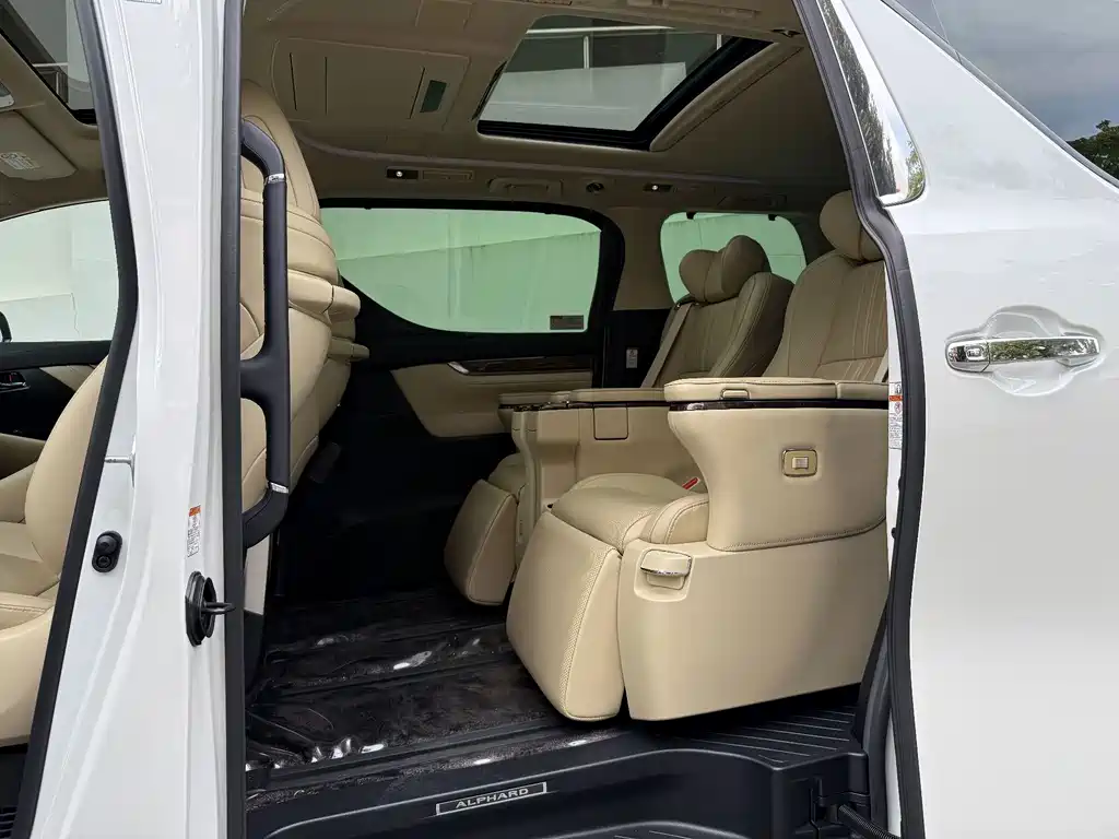 Toyota Alphard — миниатюра 10
