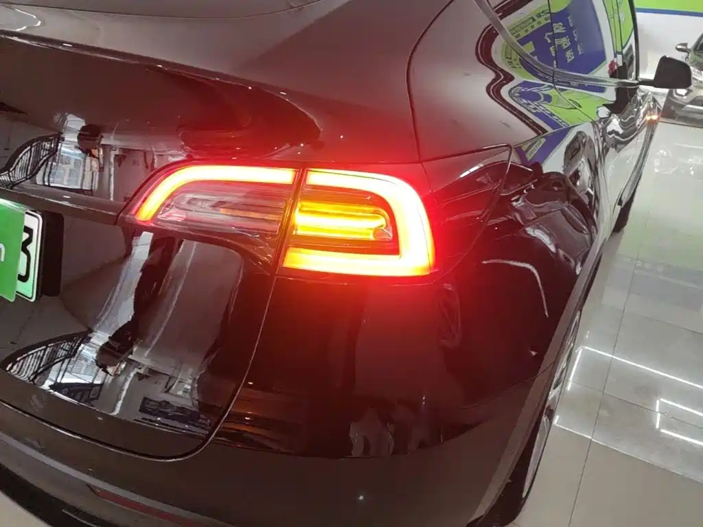 Tesla Model Y — миниатюра 24