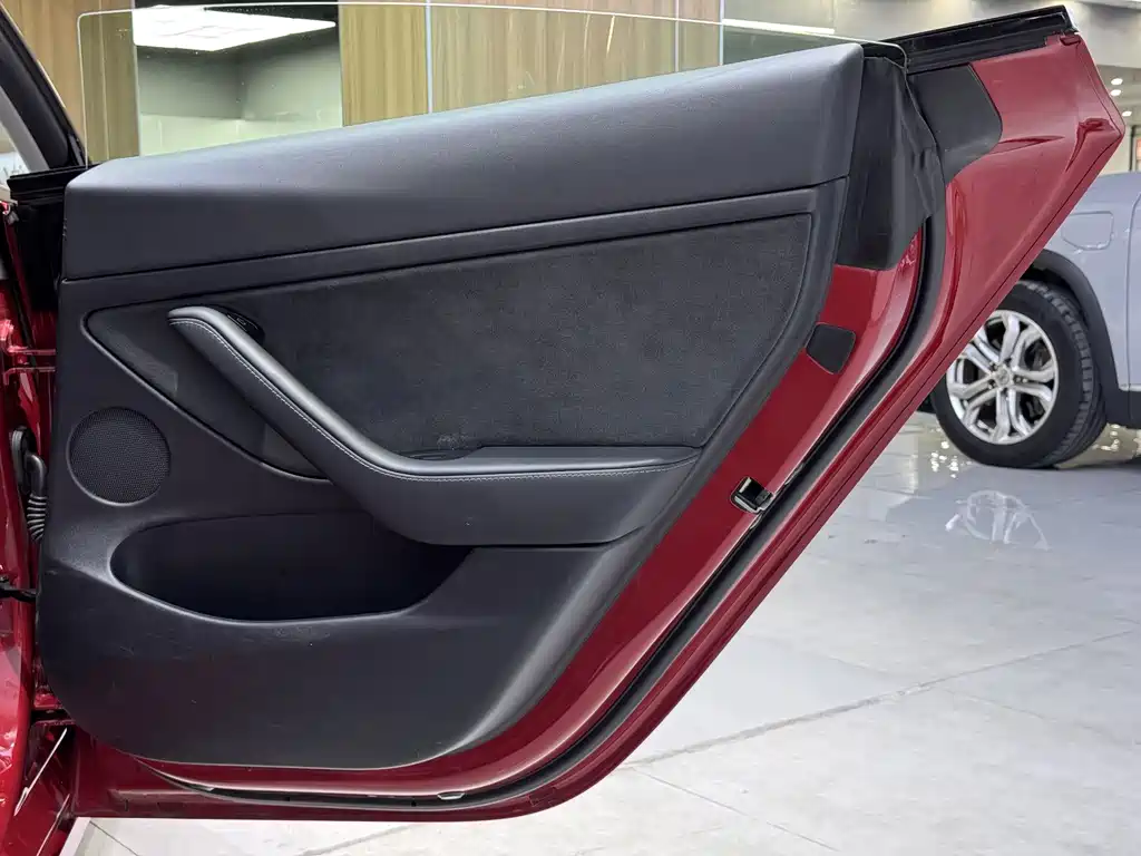 Tesla Model 3 — миниатюра 19