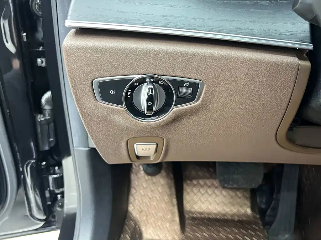 Mercedes-Benz E-Class — миниатюра 10
