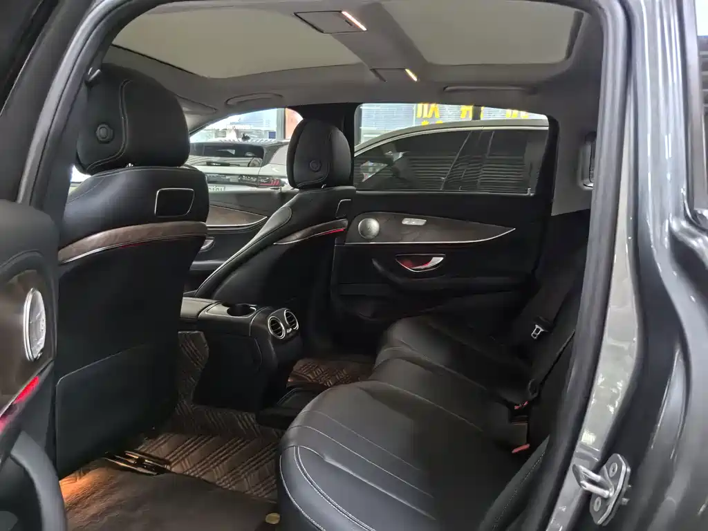 Mercedes-Benz E-Class — миниатюра 9