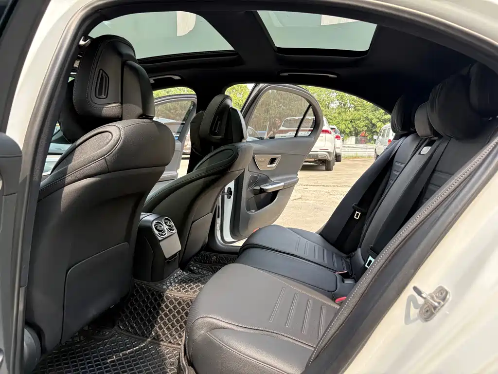 Mercedes-Benz C-Class — миниатюра 12