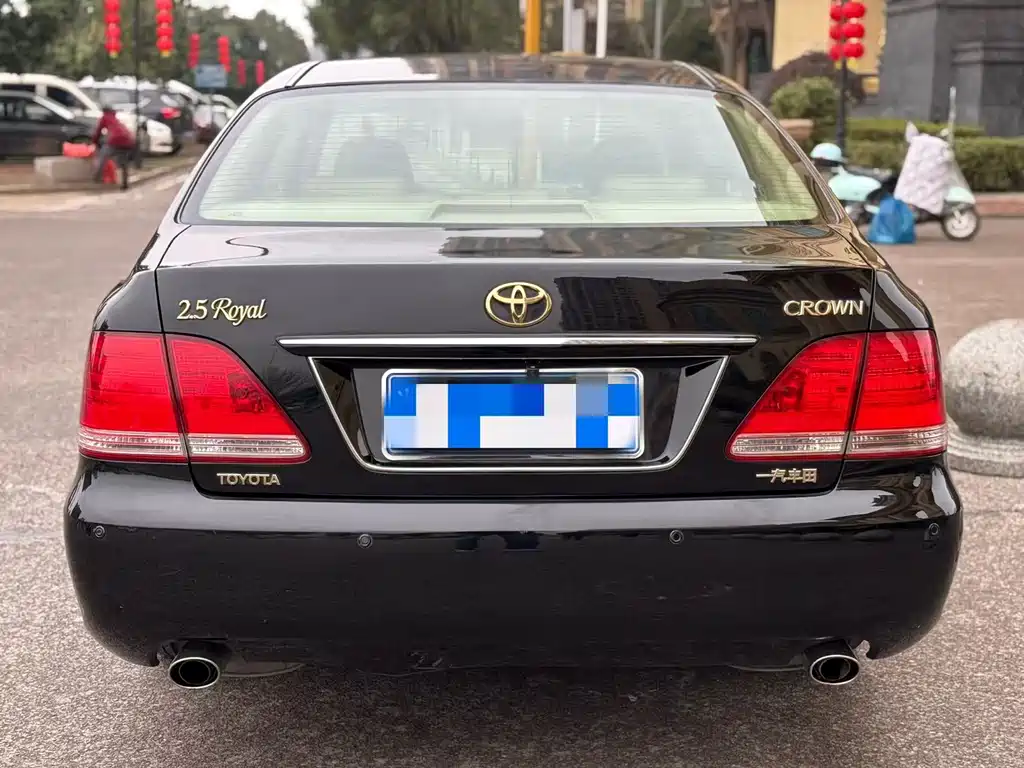 Toyota Crown — миниатюра 5