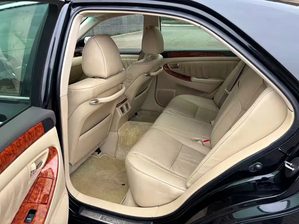 Toyota Crown — миниатюра 8