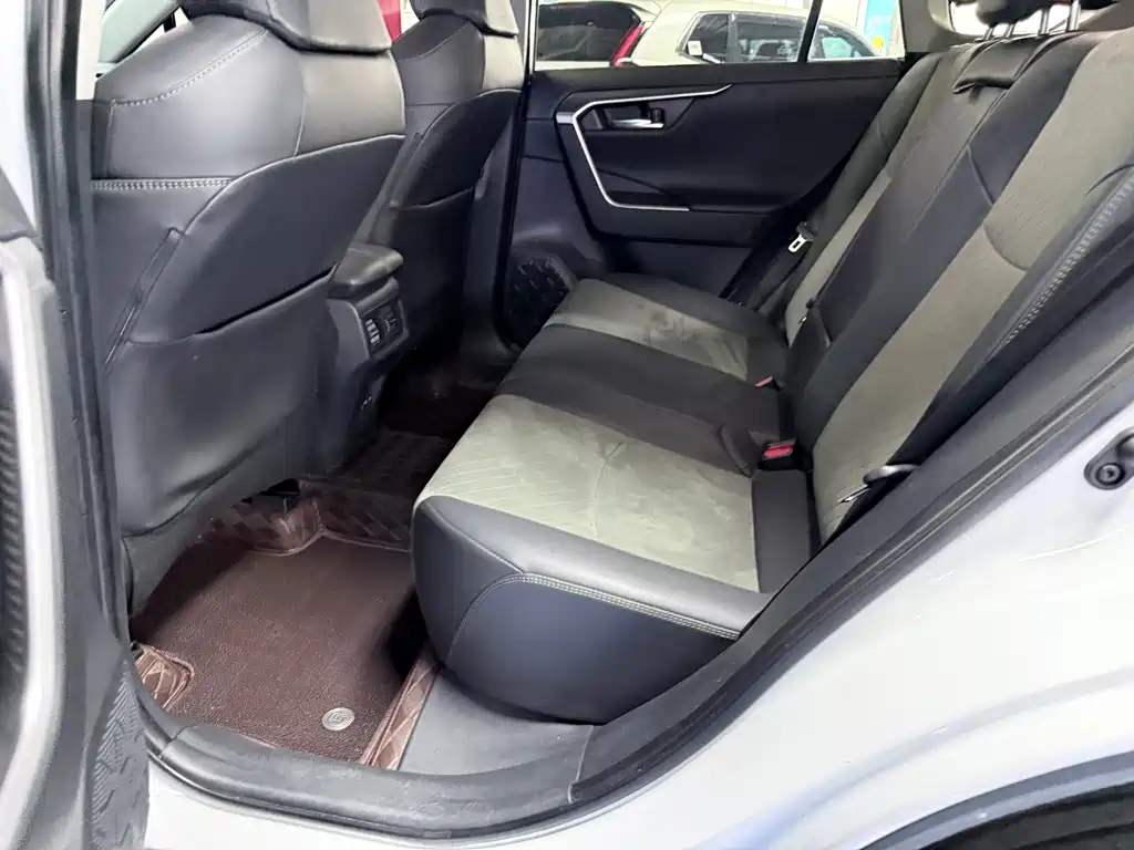 Toyota RAV4 — миниатюра 11