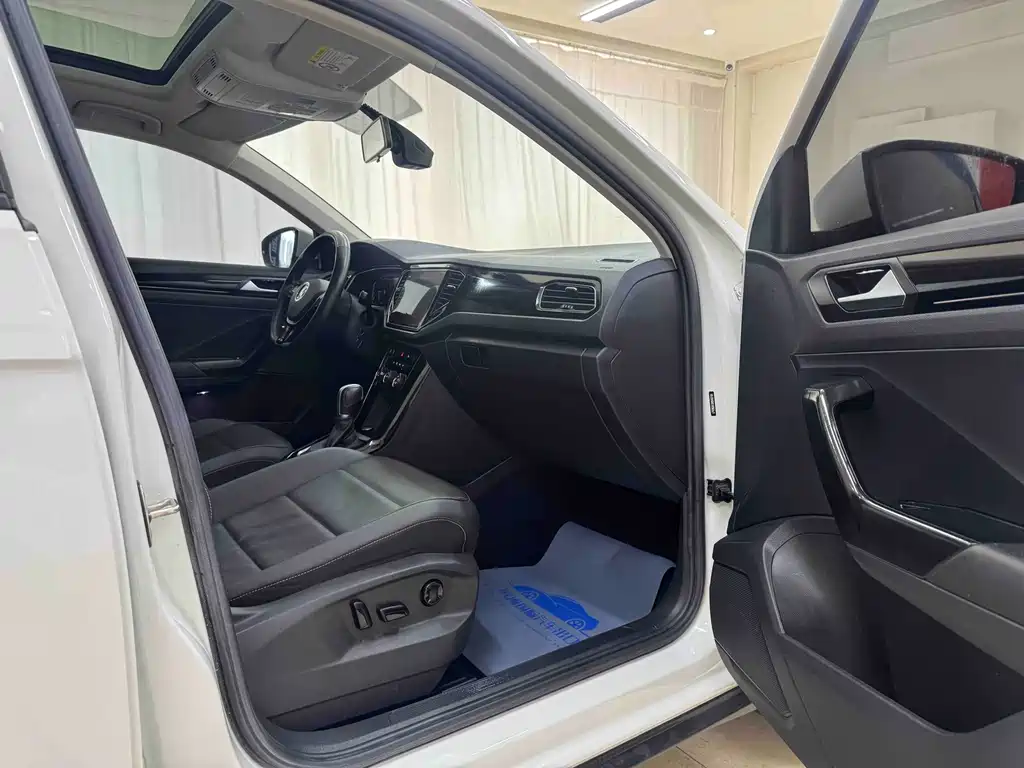 Volkswagen T-Roc — миниатюра 10