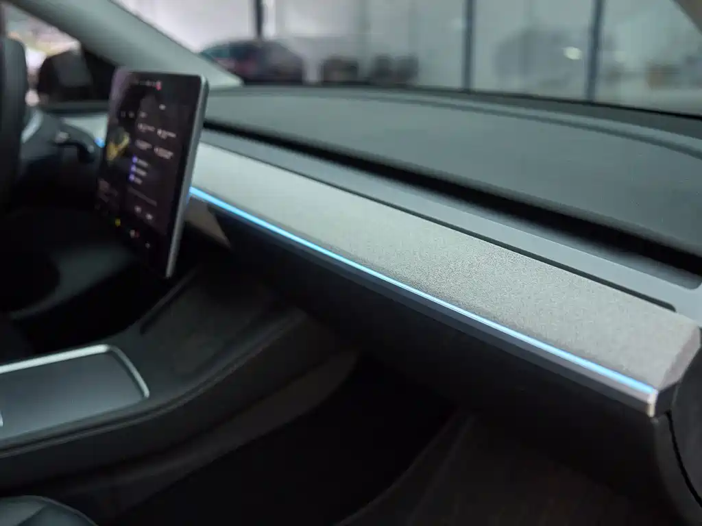 Tesla Model Y — миниатюра 12