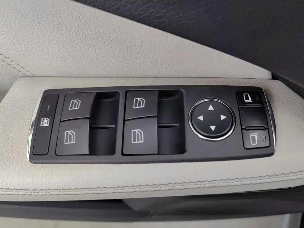 Mercedes-Benz E-Class — миниатюра 9