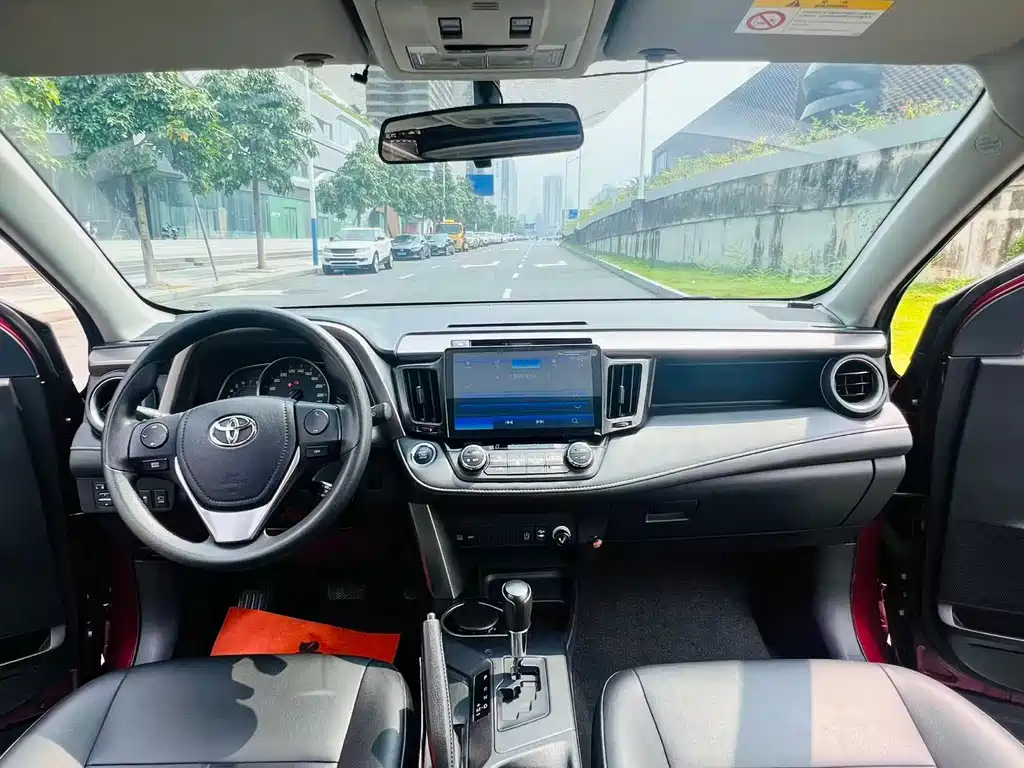 Toyota RAV4 — миниатюра 6