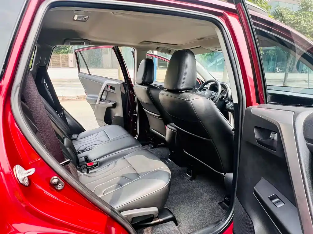 Toyota RAV4 — миниатюра 8