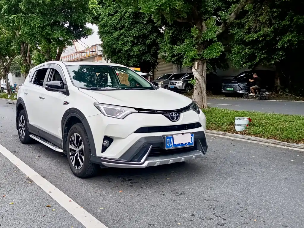 Toyota RAV4 — миниатюра 7