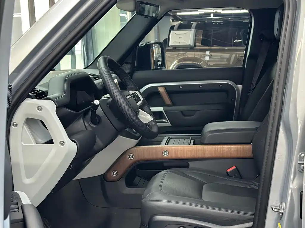Land Rover Defender — миниатюра 4